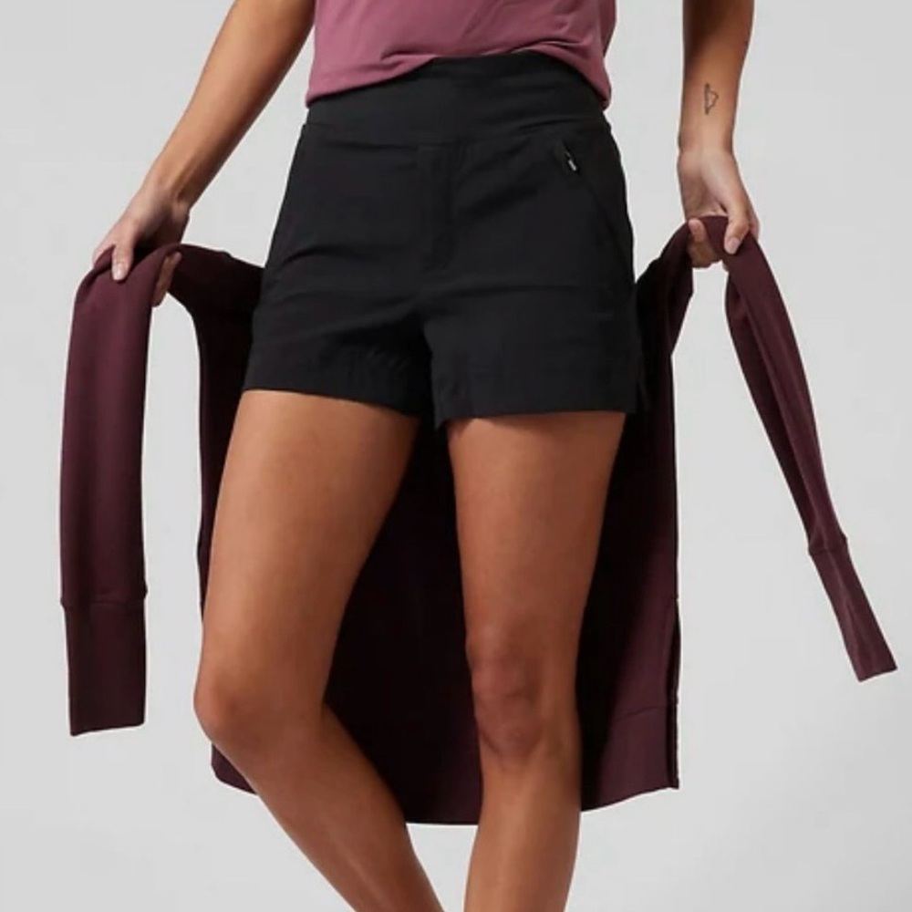 Athleta Trekkie North Shorts with Zip Pockets Size 8